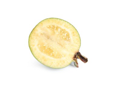 Beyaz arka planda lezzetli feijoa 'nın yarısı