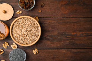 Geleneksel kutia için malzemeler ahşap masada, düz yerde. Metin için boşluk