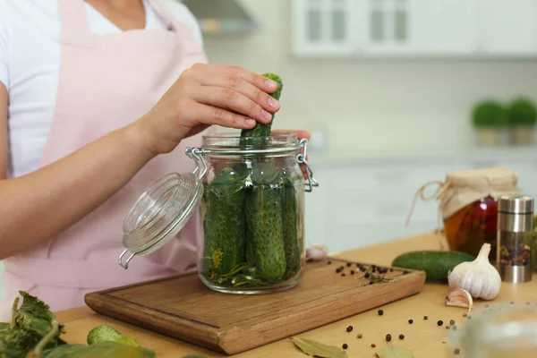 Mulher Colocando Pepino Frasco Decapagem Mesa Cozinha Close — Fotografia de Stock