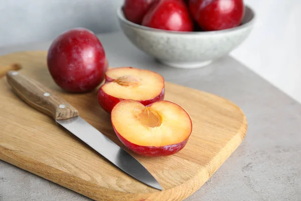 Délicieuses Prunes Mûres Sur Planche Bois Gros Plan — Photo