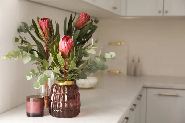 Beautiful Protea Flowers Counter Top Kitchen Space Text Дизайн Интерьера — стоковое фото