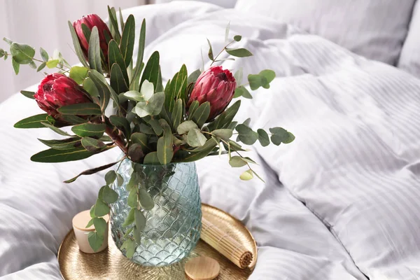 Vas Dengan Karangan Bunga Protea Yang Indah Tempat Tidur Dalam — Stok Foto