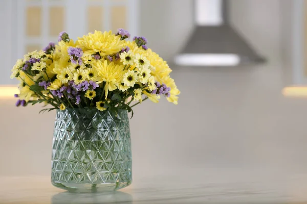 Βάζο Όμορφα Λουλούδια Χρυσάνθεμα Στο Τραπέζι Στην Κουζίνα Χώρος Για — Φωτογραφία Αρχείου