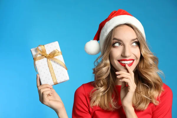 Jovem Feliz Usando Chapéu Papai Noel Com Presente Natal Fundo — Fotografia de Stock