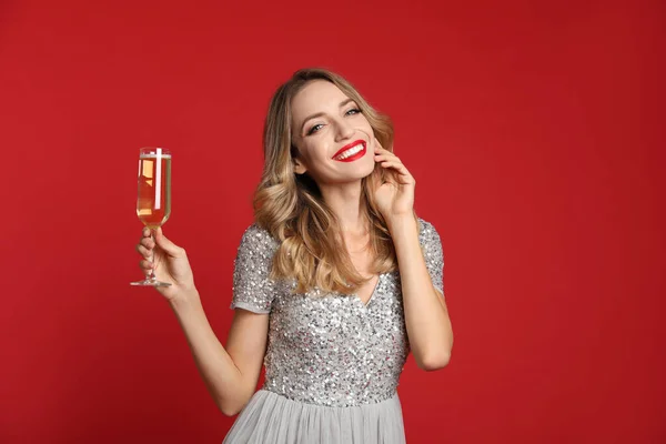 Gelukkige Jonge Vrouw Met Een Glas Champagne Rode Achtergrond Kerstfeest — Stockfoto