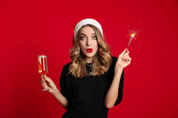 Surprise Jeune Femme Portant Chapeau Père Noël Avec Verre Champagne — Photo