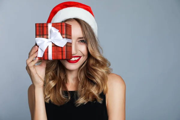 Feliz Joven Con Sombrero Santa Claus Con Regalo Navidad Sobre —  Fotos de Stock
