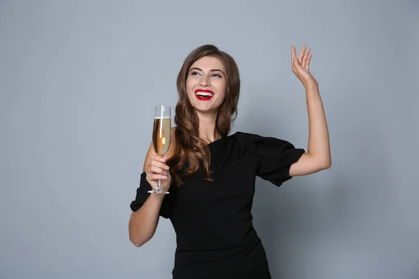 Mujer Feliz Con Copa Champán Sobre Fondo Gris Fiesta Navidad — Foto de Stock