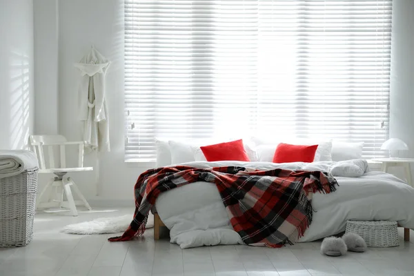 아름다운 침구를 침대와 — 스톡 사진