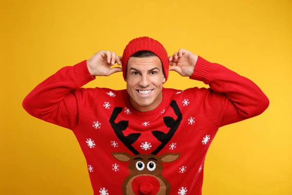 Hombre Feliz Jersey Navidad Sombrero Sobre Fondo Amarillo — Foto de Stock