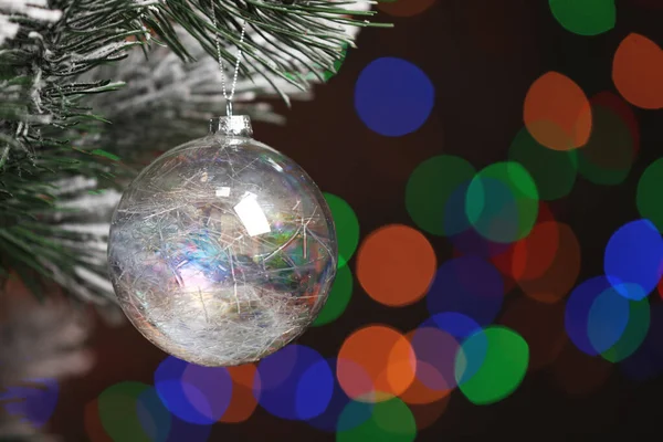 Krásná Vánoční Ozdoba Visící Vánočním Stromečku Proti Rozmazaným Slavnostním Světlům — Stock fotografie