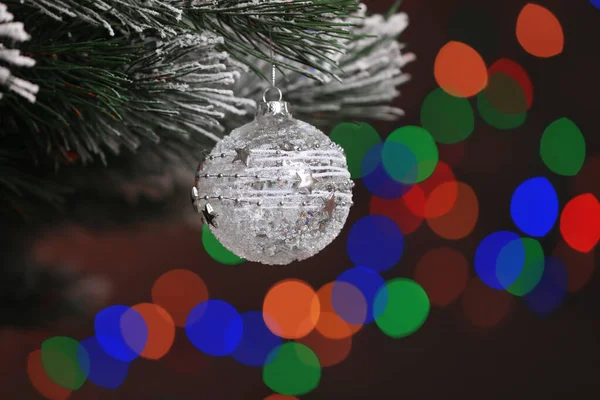 Hermosa Bola Vacaciones Colgando Árbol Navidad Contra Las Luces Festivas —  Fotos de Stock