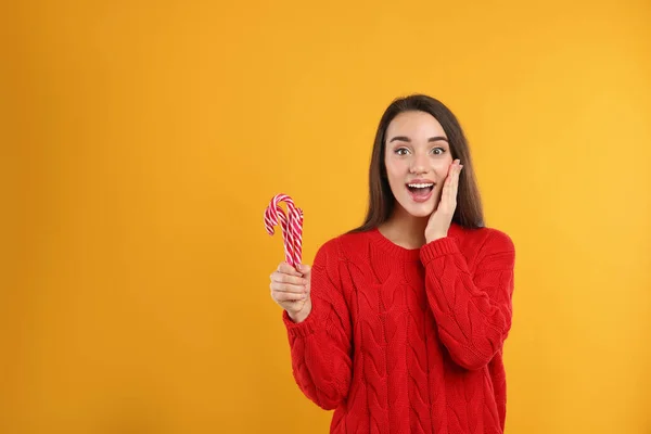 Mujer Joven Excitada Suéter Rojo Sosteniendo Bastones Caramelo Sobre Fondo —  Fotos de Stock