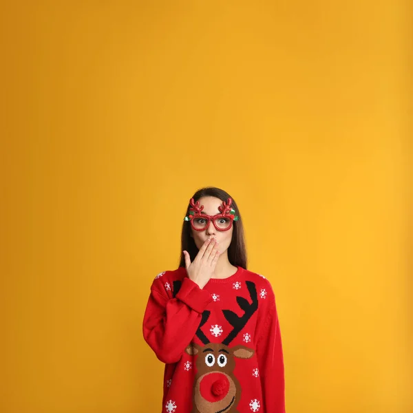 Giovane Donna Maglione Natale Bicchieri Festa Sfondo Giallo Spazio Testo — Foto Stock