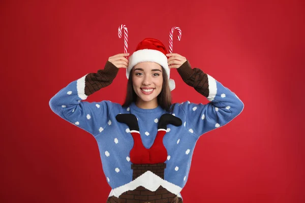 Giovane Donna Maglione Natale Cappello Babbo Natale Possesso Bastoncini Zucchero — Foto Stock