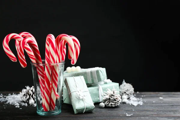 Muchos Bastones Dulces Caramelo Cajas Regalo Decoración Navidad Mesa Madera — Foto de Stock