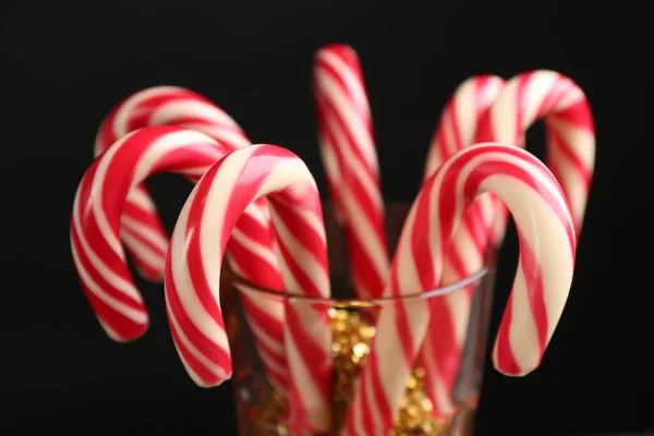 Bastones Caramelo Navidad Vidrio Sobre Fondo Negro Primer Plano — Foto de Stock