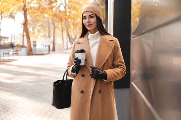 Mooie Jonge Vrouw Met Kopje Koffie Straat Najaarswandeling — Stockfoto