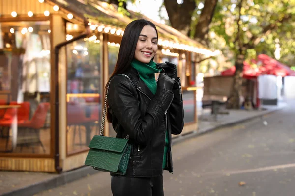 Krásná Mladá Žena Koženými Rukavicemi Stylovou Zelenou Taškou Ulici — Stock fotografie