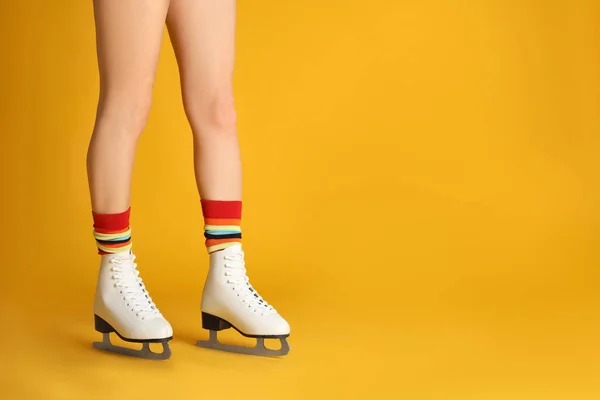 Mujer Elegantes Patines Hielo Blanco Sobre Fondo Amarillo Primer Plano —  Fotos de Stock