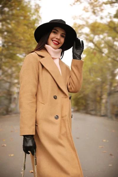 Mulher Jovem Vestindo Roupas Elegantes Rua Cidade Outono Olhar — Fotografia de Stock