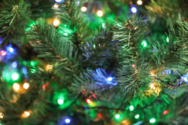 Árbol Navidad Con Luces Cuerda Brillantes Primer Plano Efecto Bokeh —  Fotos de Stock