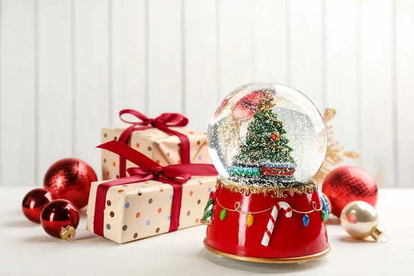 Красивый Снежный Шар Подарочные Коробки Рождественские Шары Белом Деревянном Столе — стоковое фото