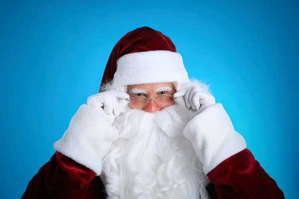 Retrato Santa Claus Sobre Fondo Azul Claro —  Fotos de Stock