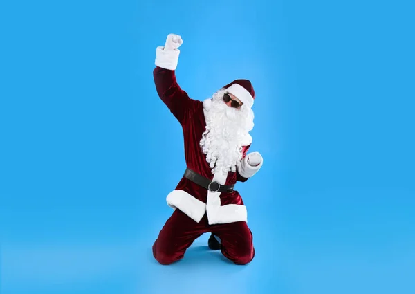 Retrato Santa Claus Con Gafas Sol Sobre Fondo Azul Claro —  Fotos de Stock