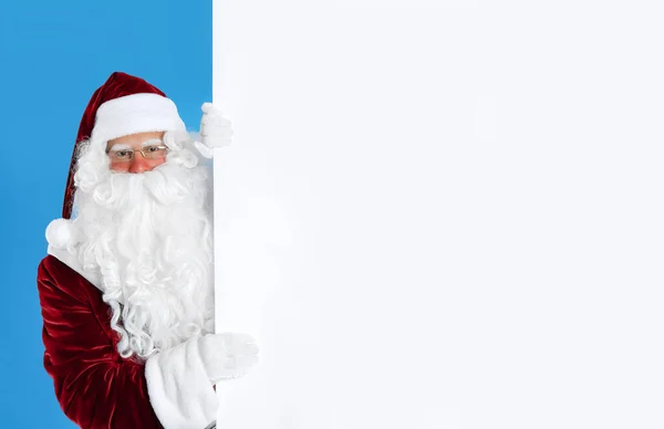 Papai Noel Segurando Banner Vazio Fundo Azul Claro — Fotografia de Stock