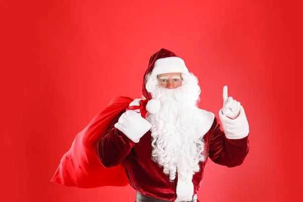 Papai Noel Com Saco Fundo Vermelho — Fotografia de Stock