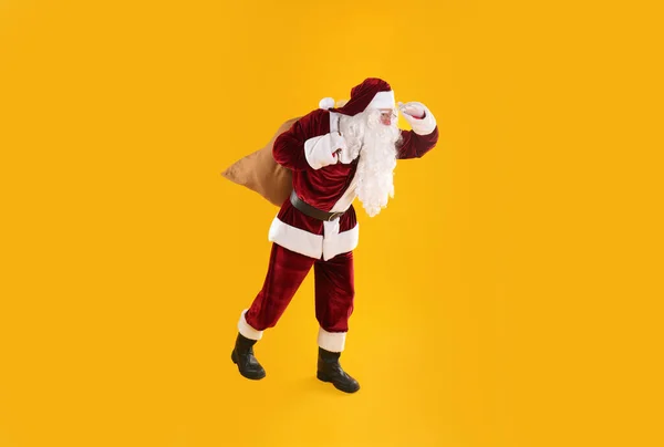 Retrato Completo Santa Claus Con Saco Sobre Fondo Amarillo —  Fotos de Stock