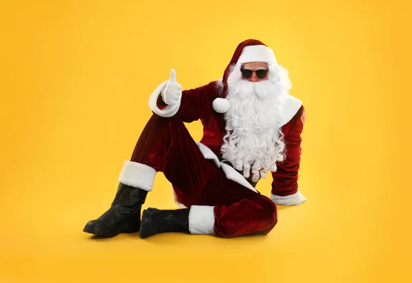 Kerstman Met Zonnebril Gele Achtergrond — Stockfoto