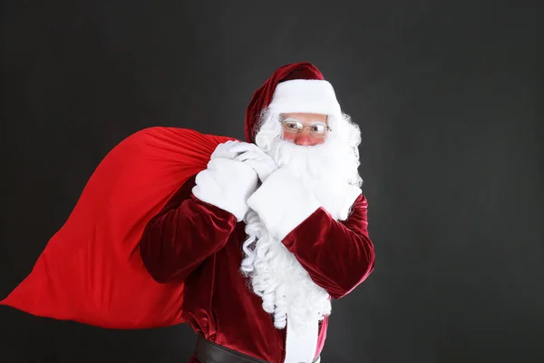 Retrato Papai Noel Com Saco Sobre Fundo Preto — Fotografia de Stock