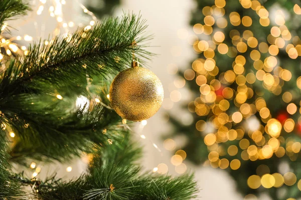 Hermosa Bola Vacaciones Colgando Árbol Navidad Contra Las Luces Borrosas —  Fotos de Stock