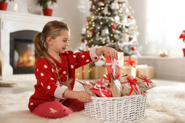 Aranyos Kislány Vesz Ajándékot Karácsonyi Adventi Naptár Otthon — Stock Fotó