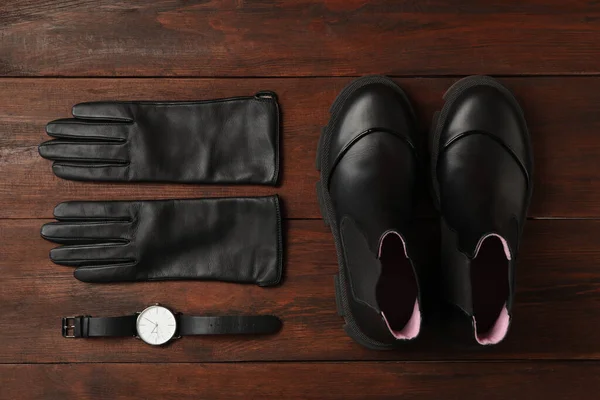 Elegantes Guantes Cuero Negro Par Zapatos Reloj Pulsera Una Mesa —  Fotos de Stock