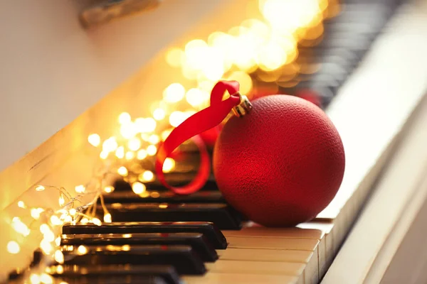 Güzel Kırmızı Takılar Piyano Tuşlarında Peri Işıkları Yakın Plan Noel — Stok fotoğraf