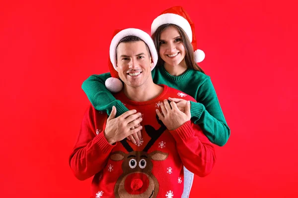 Bella Coppia Felice Santa Cappelli Maglioni Natale Sfondo Rosso — Foto Stock