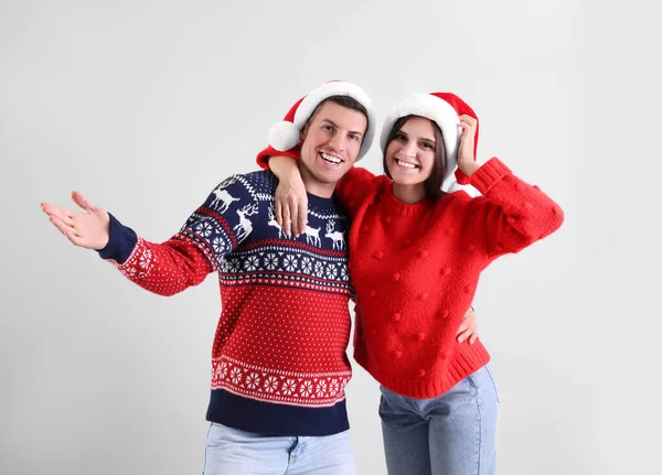 Hermosa Pareja Feliz Sombreros Santa Suéteres Navidad Que Divierten Fondo —  Fotos de Stock