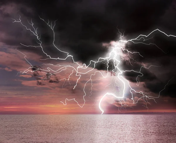 Cielo Nublado Oscuro Con Rayo Impactante Mar Pintoresca Tormenta Eléctrica — Foto de Stock