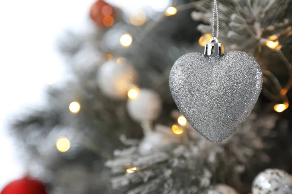 Hermosa Bola Vacaciones Forma Corazón Colgando Árbol Navidad Primer Plano —  Fotos de Stock