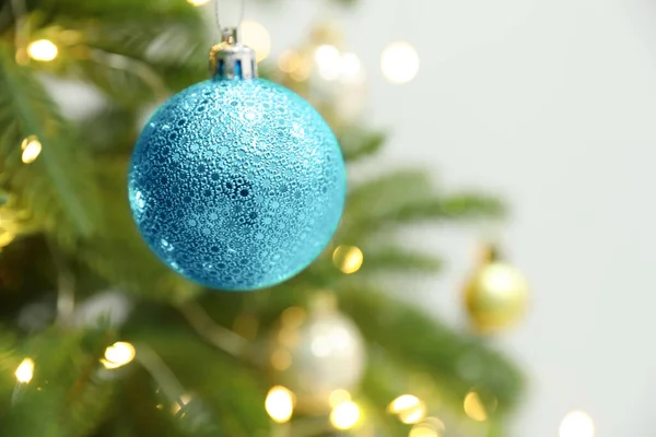 Bela Bugiganga Férias Pendurada Árvore Natal Close Espaço Para Texto — Fotografia de Stock