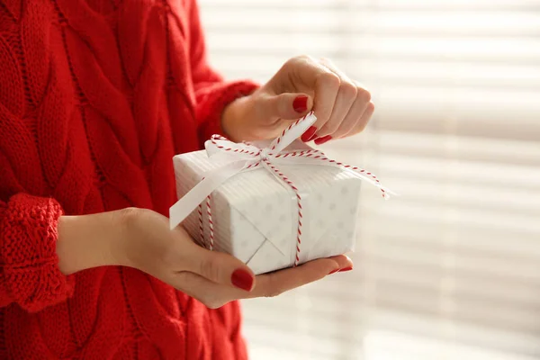 Γυναίκα Κρατώντας Λευκό Χριστουγεννιάτικο Κουτί Δώρου Εσωτερικούς Χώρους Closeup — Φωτογραφία Αρχείου