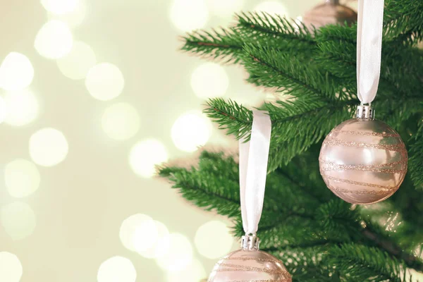 Hermosas Bolas Vacaciones Colgando Árbol Navidad Contra Las Luces Borrosas —  Fotos de Stock