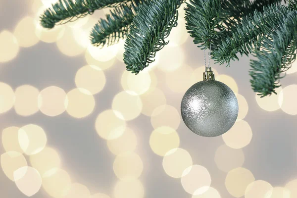 Hermosa Fiesta Bauble Colgando Árbol Navidad Contra Las Luces Borrosas —  Fotos de Stock