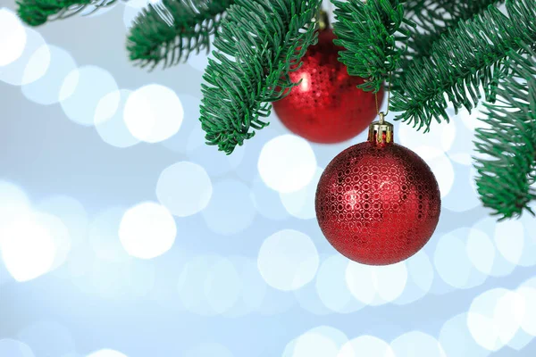 Schöne Christbaumkugeln Die Weihnachtsbaum Vor Verschwommenem Licht Hängen Großaufnahme Raum — Stockfoto