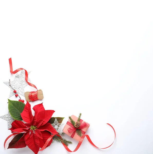 Composición Laica Plana Con Hermosos Poinsettia Regalo Sobre Fondo Blanco — Foto de Stock