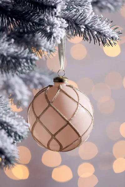 Árbol Navidad Decorado Con Bola Fiesta Contra Las Luces Borrosas — Foto de Stock