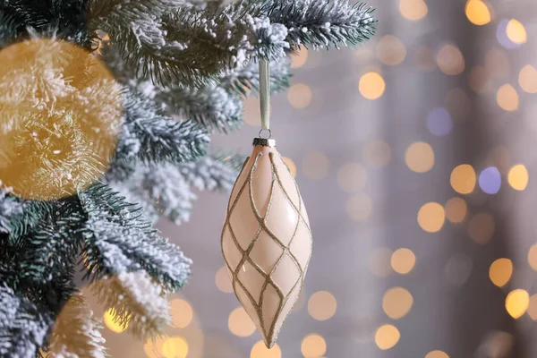 Árbol Navidad Decorado Con Adornos Navideños Contra Luces Borrosas Primer —  Fotos de Stock